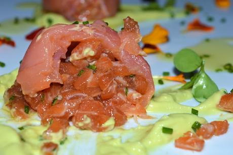 Semi esferas de salmón ahumado rellenas de tártaro de salmón y crema de aguacate.