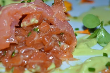 Semi esferas de salmón ahumado rellenas de tártaro de salmón y crema de aguacate.