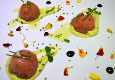 Semi esferas de salmón ahumado rellenas de tártaro de salmón y crema de aguacate.