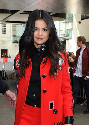 Selena saliendo de la Radio 1 BBC en Londres, UK