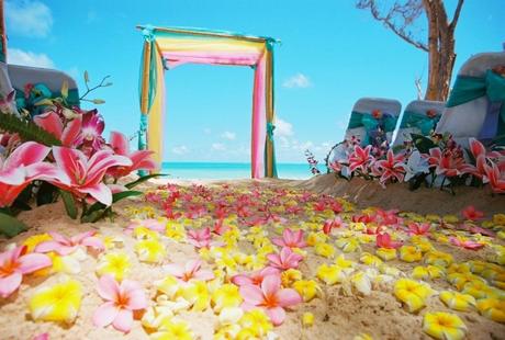 Pétalos y colores para una boda en la playa tropical