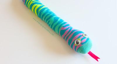 www.yoestolohago.com serpiente con calcetín