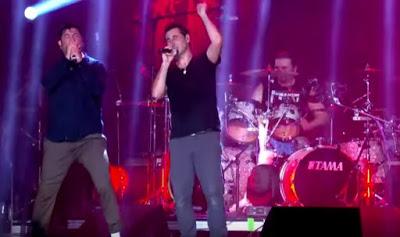 System of a Down interpretan 'Toxicity' con Chino Moreno de Deftones System of a Down interpretan 'Toxicity' con Chino Moreno de Deftones