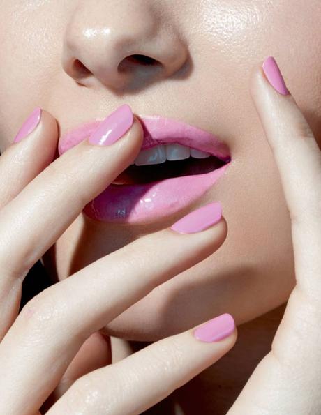 10 ideas de manicuras para invitada de boda Uñas rosas a juego con los labios