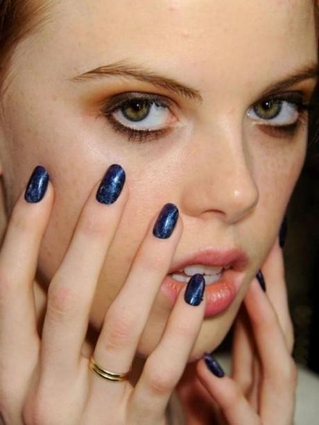 10 ideas de manicuras para invitada de boda Uñas azules sarawrap tendencias de uñas