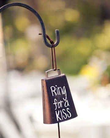 Campana de besos para el día de vuestra boda - Foto: www.buzzfeed.com Campana de besos para el día de vuestra boda - Foto: www.buzzfeed.com