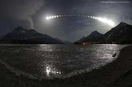 Eclipse lunar total sobre el lago Waterton