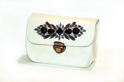 BOLSOS JOYA BY LARA GARABATEA CLUTCH BLANCO PEDRERIA NEGRO