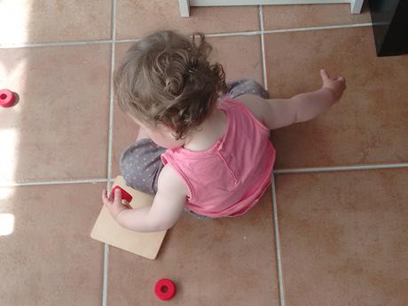 Materiales Montessori Infilare: Discos en guía vertical – Infilare: Discs on vertical dowel Materiales Montessori Infilare: Discos en guía vertical – Infilare: Discs on vertical dowel