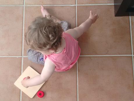 Materiales Montessori Infilare: Discos en guía vertical – Infilare: Discs on vertical dowel Materiales Montessori Infilare: Discos en guía vertical – Infilare: Discs on vertical dowel