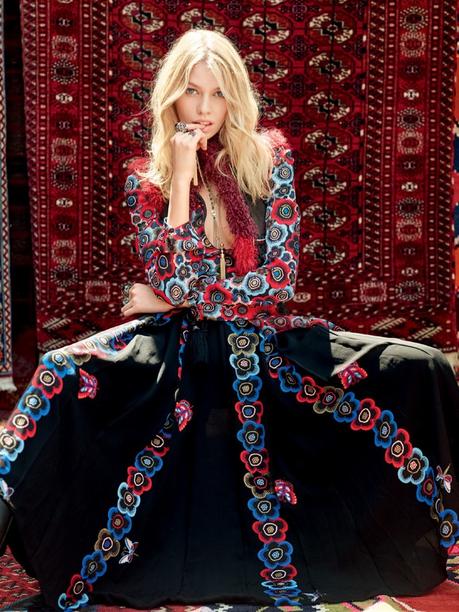 Stella Maxwell se convierte en una diosa bohemia para Vogue Rusia