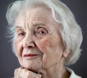 retrato de mujer mayor en actitud pensativa