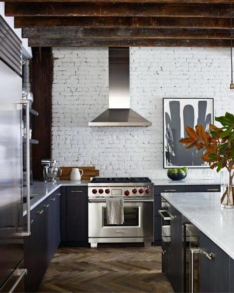 MIS CASAS FAVORITAS cocina-negra-con-paredes-ladrillo-visto-blanco