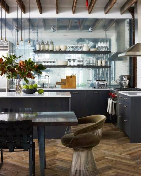 MIS CASAS FAVORITAS cocina-con-encanto-silla-plattner-pared-metal-pulido