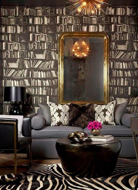 MIS CASAS FAVORITAS salón-pared-papel-pintado-imitando-biblioteca-libros-antiguos