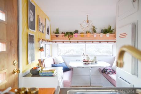 TOCANDO LA GUITARRA... EN MI CARAVANA RETRO TOCANDO LA GUITARRA... EN MI CARAVANA RETRO