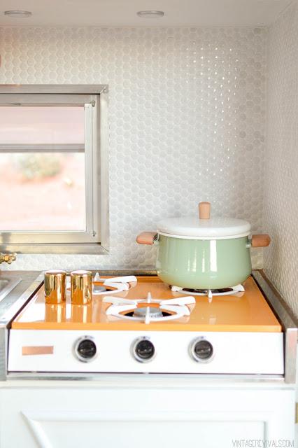 TOCANDO LA GUITARRA... EN MI CARAVANA RETRO TOCANDO LA GUITARRA... EN MI CARAVANA RETRO