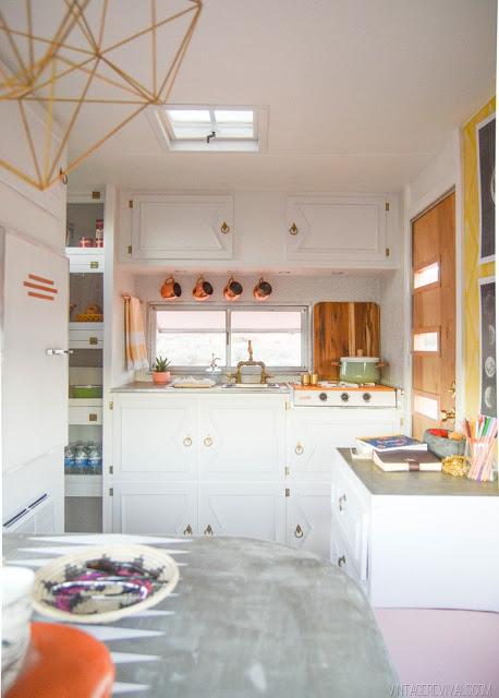 TOCANDO LA GUITARRA... EN MI CARAVANA RETRO TOCANDO LA GUITARRA... EN MI CARAVANA RETRO