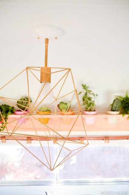 TOCANDO LA GUITARRA... EN MI CARAVANA RETRO TOCANDO LA GUITARRA... EN MI CARAVANA RETRO