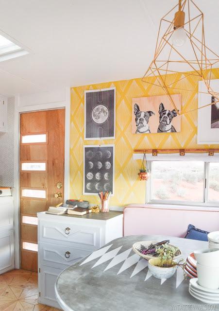 TOCANDO LA GUITARRA... EN MI CARAVANA RETRO TOCANDO LA GUITARRA... EN MI CARAVANA RETRO