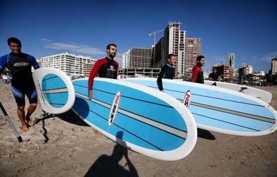 Limpieza del mar en reivindicación por la prohibición de surfear en Benidorm