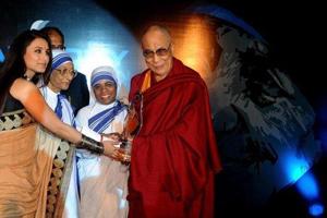 Rani Mukherjee entrega el  'Mother Teresa Memorial International Award' al Dalai Lama