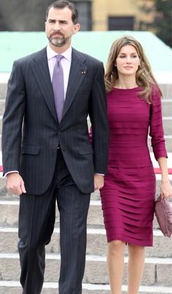 Dña Letizia luce por quinta vez el famoso vestido magenta que estrenó en la visita de Sarkozy y Carla Bruni