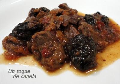 Ternera estofada con taquitos de jamón y ciruelas pasas. Ternera estofada con taquitos de jamón y ciruelas pasas.