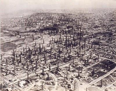 Vivir y nadar entre pozos de petróleo Vivir y nadar entre pozos de petróleo