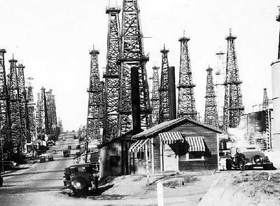 Vivir y nadar entre pozos de petróleo Vivir y nadar entre pozos de petróleo