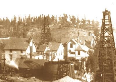 Vivir y nadar entre pozos de petróleo Vivir y nadar entre pozos de petróleo