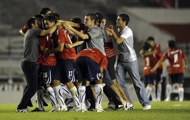 Argentina's Independiente players celebr De la nada a un posible cierre perfecto