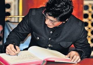 Shah Rukh Khan firma el libro de honor del ayuntamiento de Berlín Shah Rukh Khan firma el libro de honor del ayuntamiento de Berlín