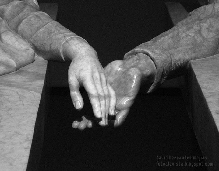 Detalle de las manos de la escultura de los amantes de Teruel