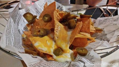 Nachos con guacamole y queso Nachos con guacamole y queso