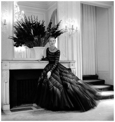 Modelo en satén con tul de Jacques Griffe. Foto de Willy Maywald, 1952 gown-of-satin-with-tulle-by-jacques-griffe-photo-by-willy-maywald-1952