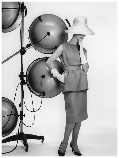 Dos piezas de Gerard Pipart para Nina Ricci, 1966 model-in-elegant-two-piece-dress-by-gerard-pipart-nina-ricci-photo-by-willy-maywald-paris-1966