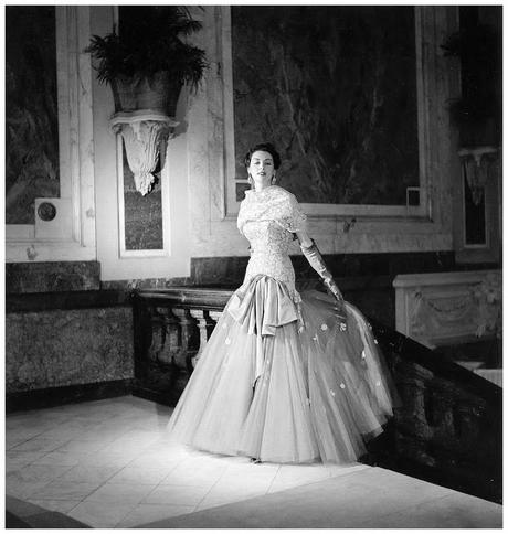 Modelo de noche en tul. Diseño de Jeaques Heim, 1950 model-in-tulle-and-lace-evening-gown-by-jeacques-heim-photo-by-willy-maywald-paris-1950