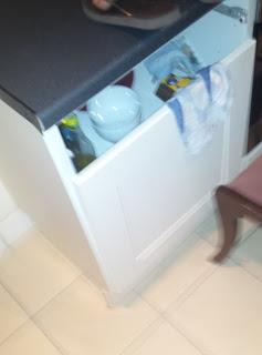 Armario de la cocina al que le falta un cajón Armario de la cocina al que le falta un cajón