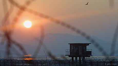 Por qué Estados Unidos guarda 700 millones de barriles de petróleo en unas cavernas Una torre petrolera al atardecer