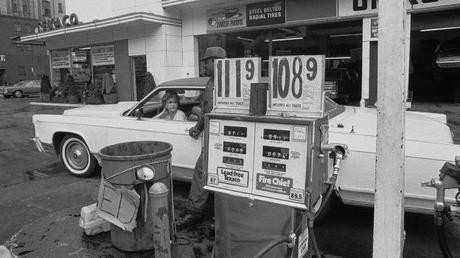 Por qué Estados Unidos guarda 700 millones de barriles de petróleo en unas cavernas Una persona en una estación de gasolina en Estados Unidos en los años 70