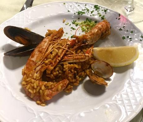 Café d’en Victor, un clásico del Gótico que lleva 25 años sirviendo comida de mercado al lado de la Catedral cafe den victor paella