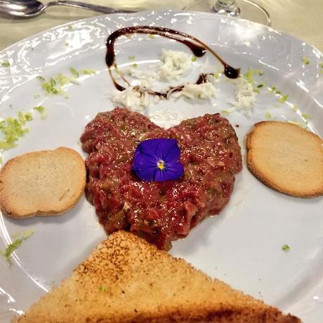 Café d’en Victor, un clásico del Gótico que lleva 25 años sirviendo comida de mercado al lado de la Catedral Tartar de ternera Café d’en Victor