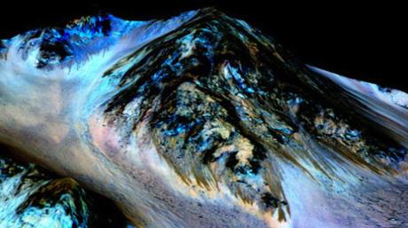La imagen de la superficie de Marte captada por el MRO (Mars Reconnaissance Orbiter) detalla rayas oscuras que serían fluidos de agua. Cortesía: NASA