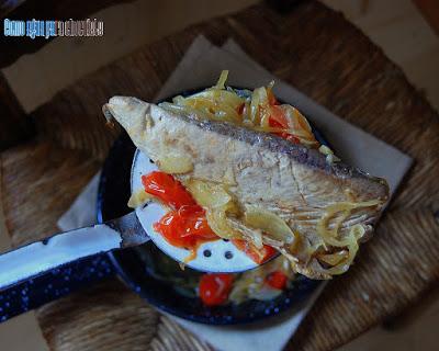 BONITO ENCEBOLLADO CON TOMATES CHERRYS. BONITO ENCEBOLLADO CON TOMATES CHERRYS.
