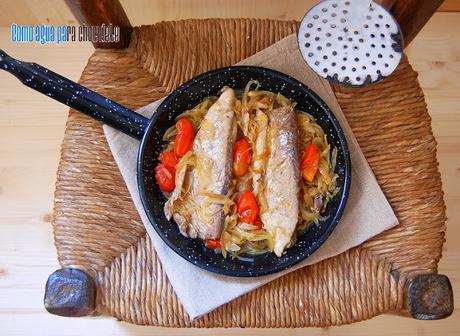 BONITO ENCEBOLLADO CON TOMATES CHERRYS. BONITO ENCEBOLLADO CON TOMATES CHERRYS.