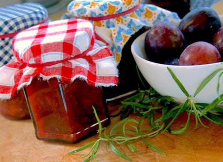 ¿Pensó que no podía hacer tu propia salsa picante? ¡Te equivocaste! Salsa picante, chutney de ciruela