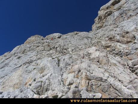 Ruta Cabrones, Torrecerredo, Dobresengos, Caín: Montañeros bajando la torre del Torrecerredo