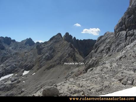 Ruta Cabrones, Torrecerredo, Dobresengos, Caín: Desde la Horcada de San Carlos a la Horcada de Caín