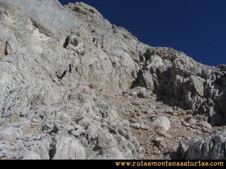 Ruta Cabrones, Torrecerredo, Dobresengos, Caín: Canaleta de entrada a la torre del Torrecerredo